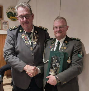 BSV Hänigsen_ links 1. Vorsitzender Olaf Wolff, rechts ehemaliger 1. Schriftführer Thomas Anderson