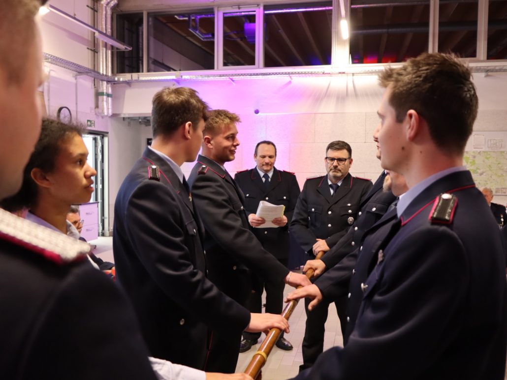 Ortsbrandmeister vereidigt neue Einsatzkräfte an der Standarte _ Ortsfeuerwehr Uetze