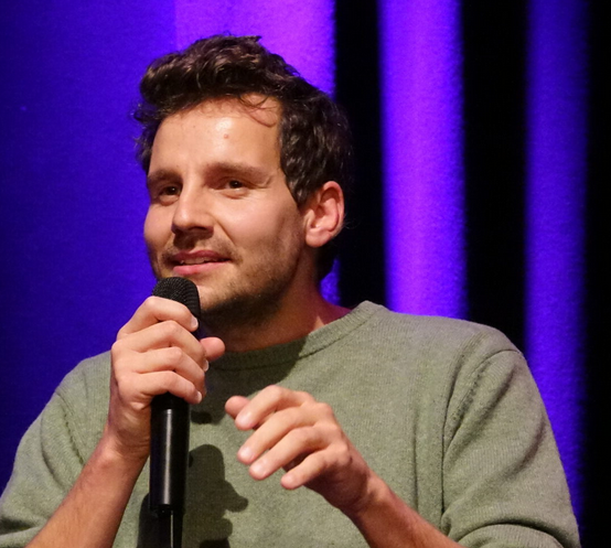 Tobi Rosswog spricht im Freiraum in Uetze