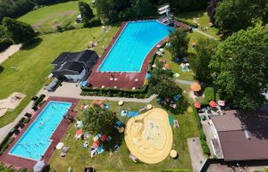 Luftaufnahme vom Freibad Hänigsen mit neuem Kinderbecken